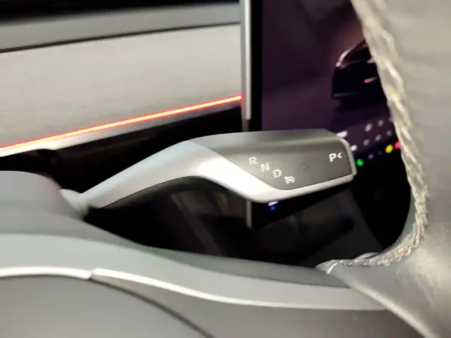 Tesla Model Y — Фото автомобиля 13