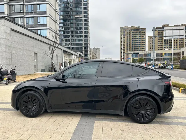 Tesla Model Y — Фото автомобиля 14