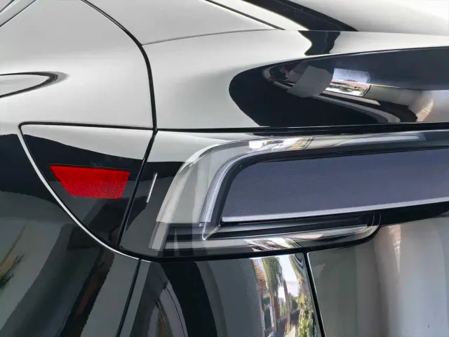 Tesla Model Y — Фото автомобиля 12