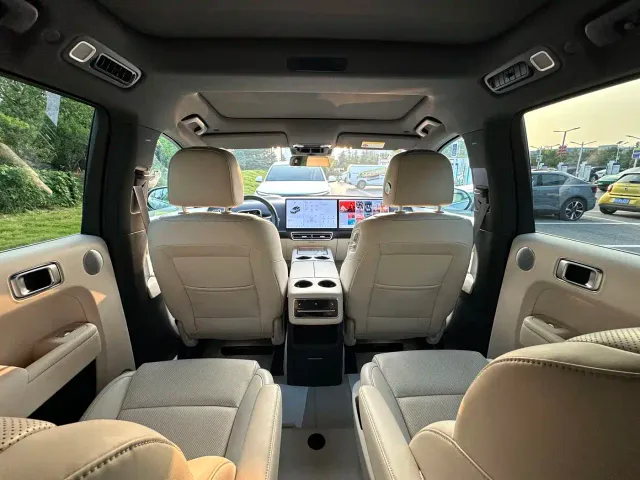 Li Auto L8 — Фото автомобиля 7