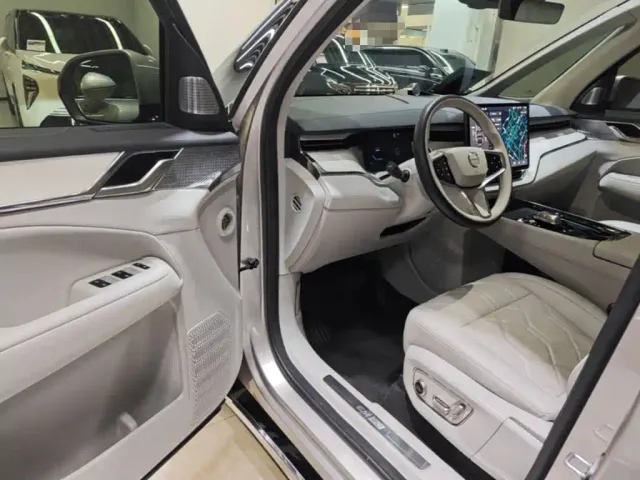 Volvo EM90 — Фото автомобиля 15