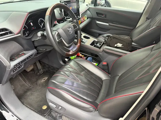 Toyota Sienna — Фото автомобиля 2