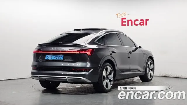 Audi e-tron — Фото автомобиля 2