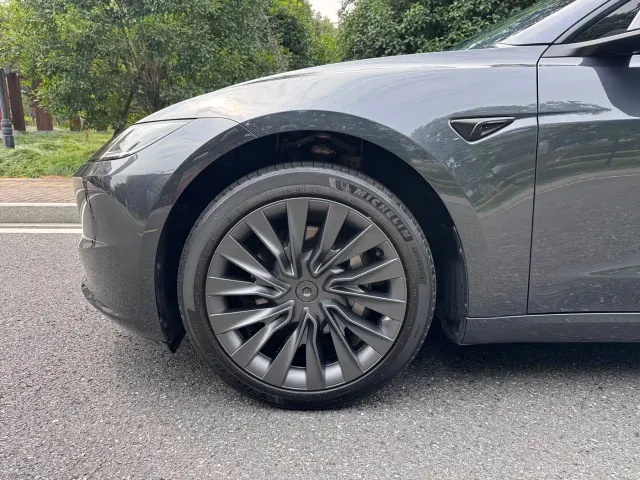 Tesla Model 3 — Фото автомобиля 7