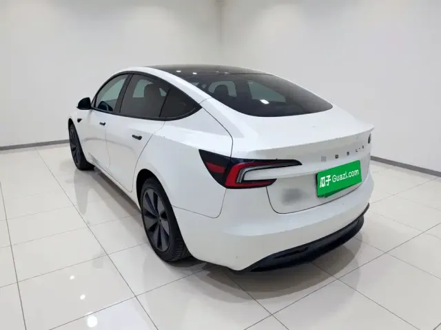 Tesla Model 3 — Фото автомобиля 4