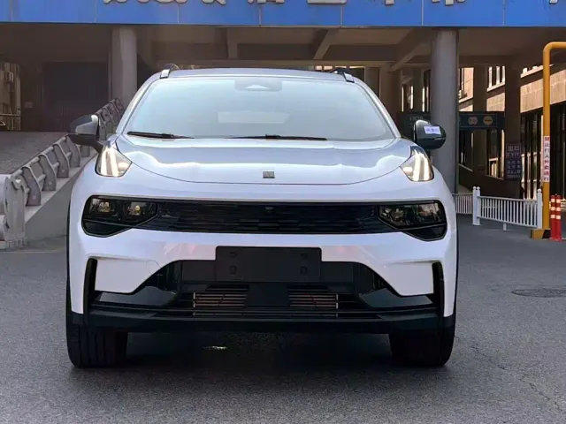 Lynk & Co 01 — Фото автомобиля 2