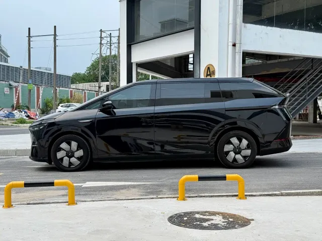 Xpeng X9 — Фото автомобиля 7