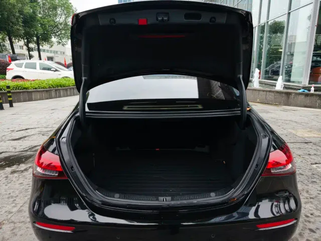 Mercedes-Benz E-Class — Фото автомобиля 25