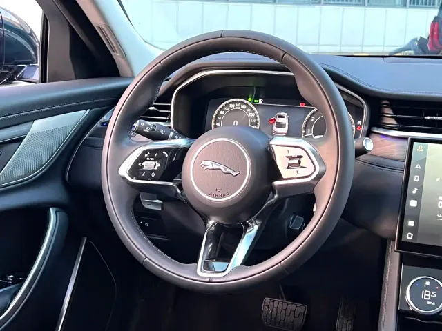 Jaguar XFL — Фото автомобиля 5