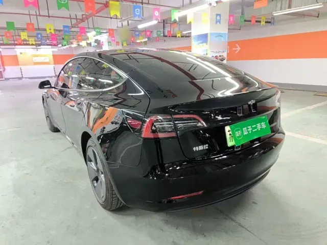 Tesla Model 3 — Фото автомобиля 4