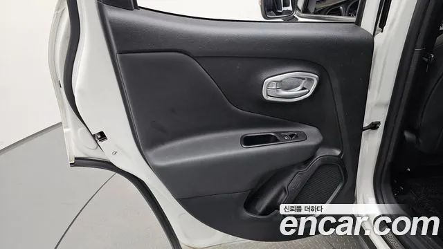 Jeep Renegade — Фото автомобиля 24