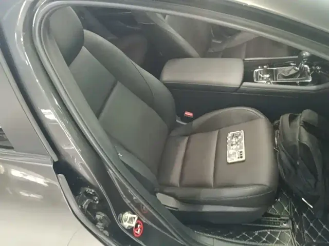 Mazda Axela — Фото автомобиля 24