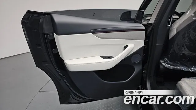 Tesla Model Y — Фото автомобиля 14
