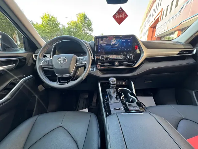 Toyota Highlander — Фото автомобиля 13