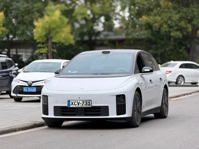 Фотография автомобиля — Li Auto i6