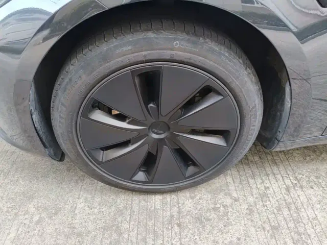 Tesla Model 3 — Фото автомобиля 24