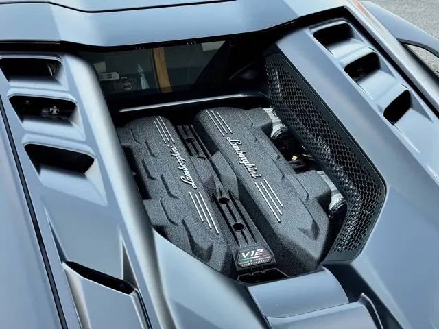 Lamborghini Revuelto — Фото автомобиля 12