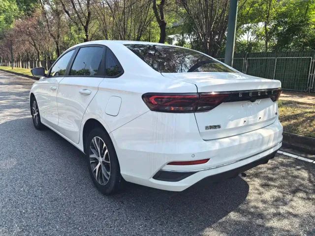 Geely Emgrand — Фото автомобиля 6