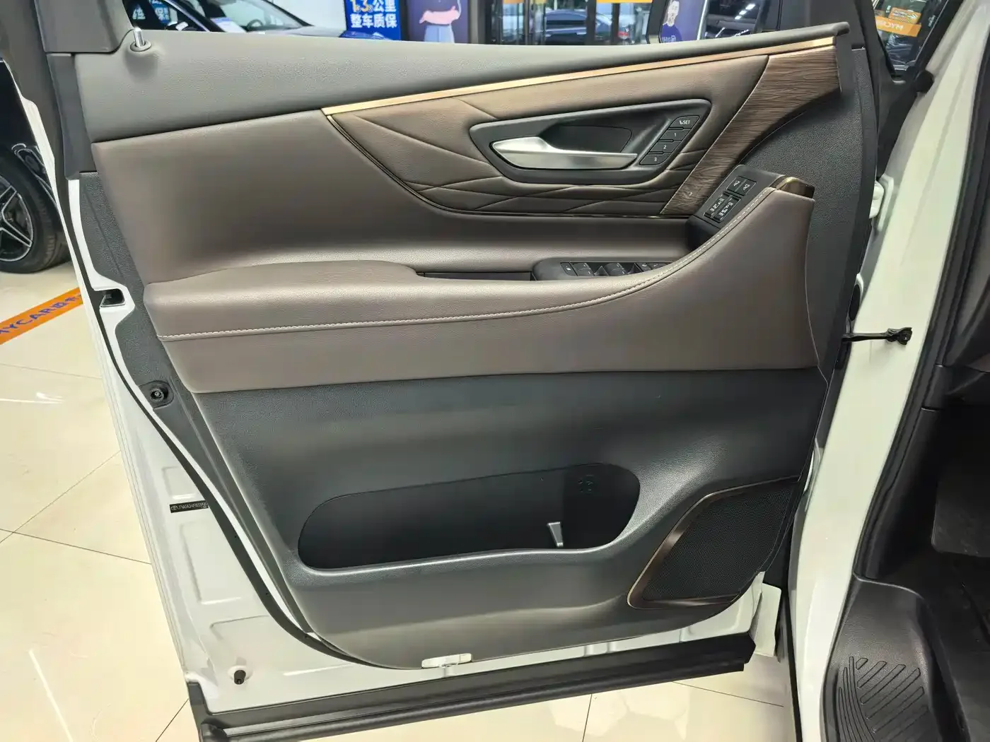 Toyota Alphard 2024 Hybrid 2.5L Prestige Edition — Фото автомобиля 10