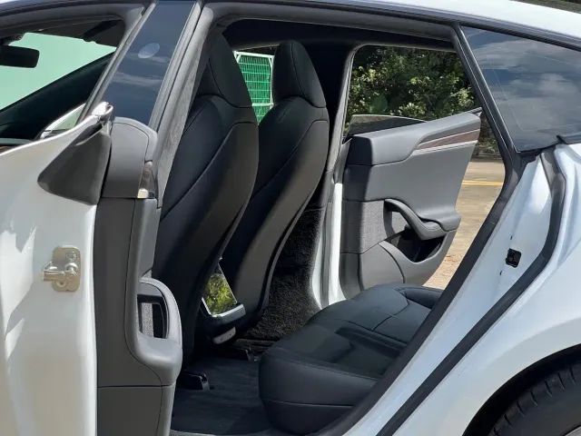 Tesla Model S — Фото автомобиля 11