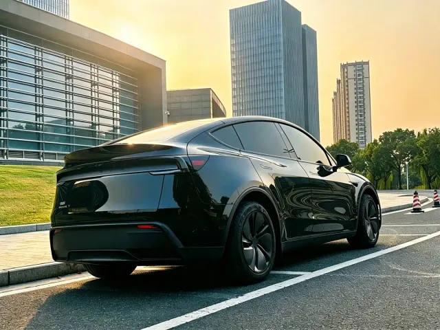 Tesla Model Y — Фото автомобиля 5