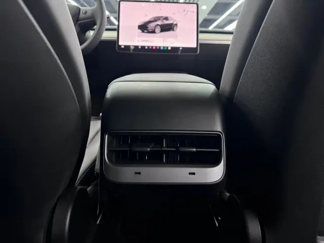 Tesla Model Y — Фото автомобиля 7