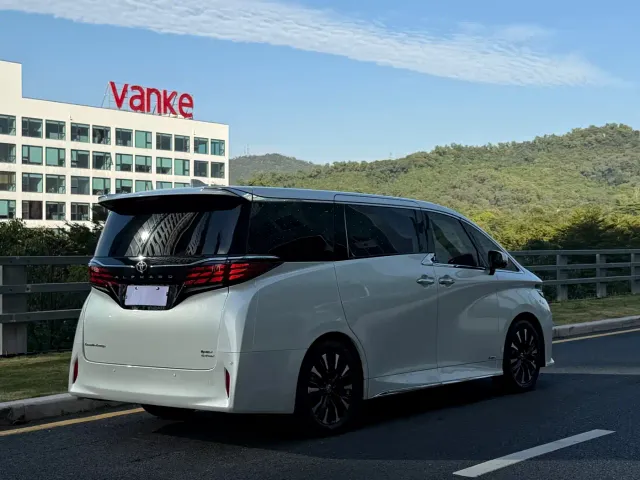 Toyota Alphard — Фото автомобиля 4