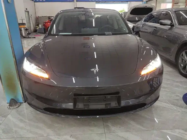 Tesla Model 3 — Фото автомобиля 2