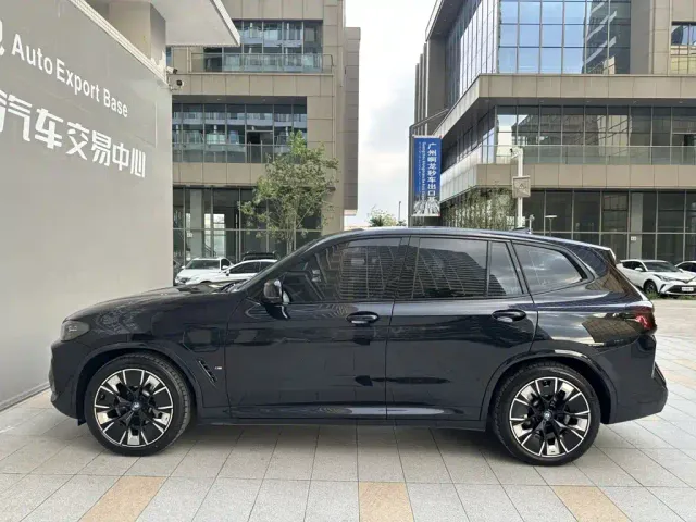 BMW iX3 — Фото автомобиля 3