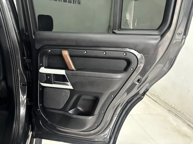 Land Rover Defender — Фото автомобиля 22