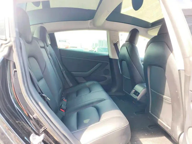 Tesla Model 3 — Фото автомобиля 14