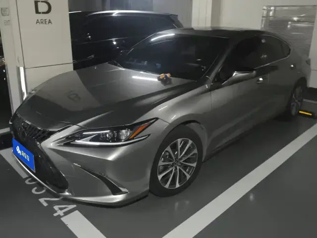 Фотография автомобиля — Lexus ES