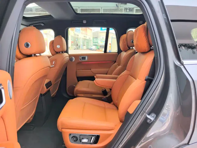 Li Auto L8 — Фото автомобиля 10