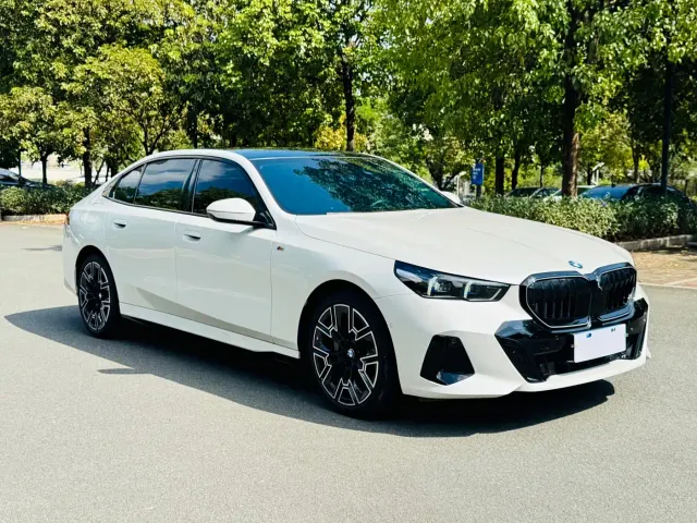 Фотография автомобиля — BMW 5 Series