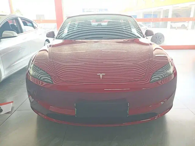 Tesla Model 3 — Фото автомобиля 2