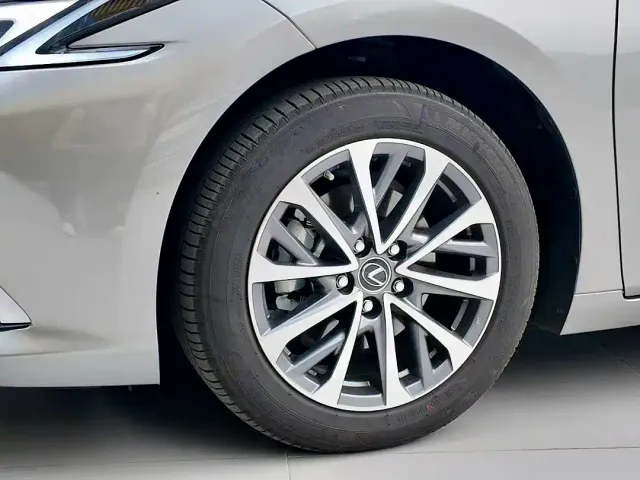 Lexus ES — Фото автомобиля 7