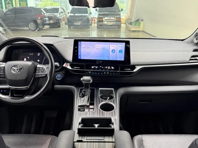Toyota Sienna — Фото автомобиля 23