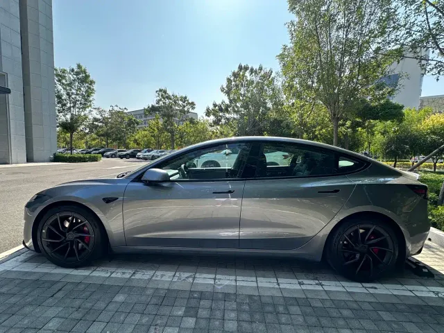 Tesla Model 3 — Фото автомобиля 2