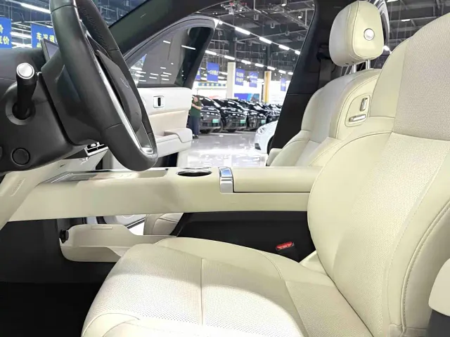 Li Auto L7 — Фото автомобиля 12