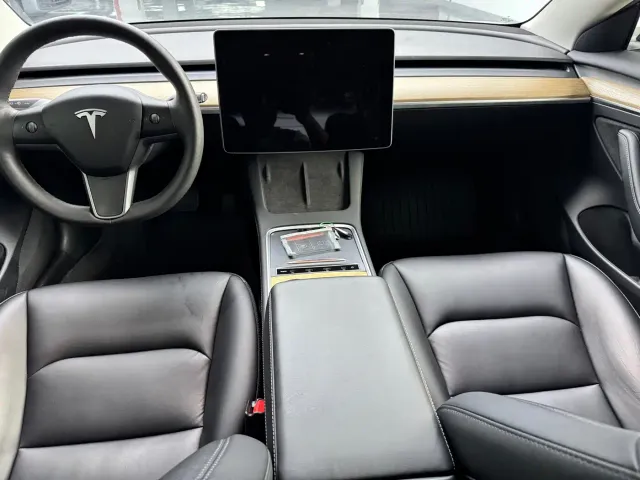 Tesla Model 3 — Фото автомобиля 8