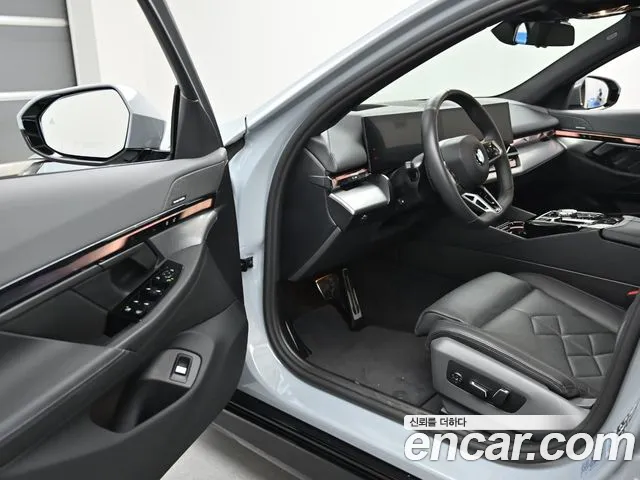BMW 5 Series G60 — Фото автомобиля 11