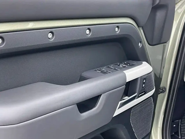 Land Rover Defender — Фото автомобиля 15