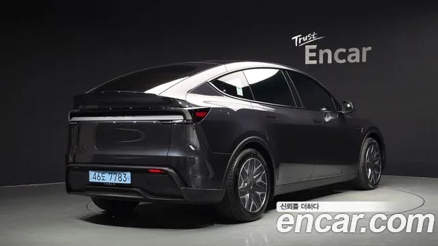 Tesla Model Y — Фото автомобиля 2