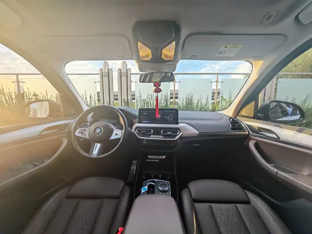 BMW iX3 — Фото автомобиля 9