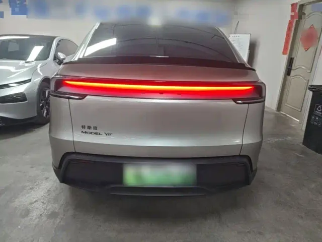 Tesla Model Y L — Фото автомобиля 5