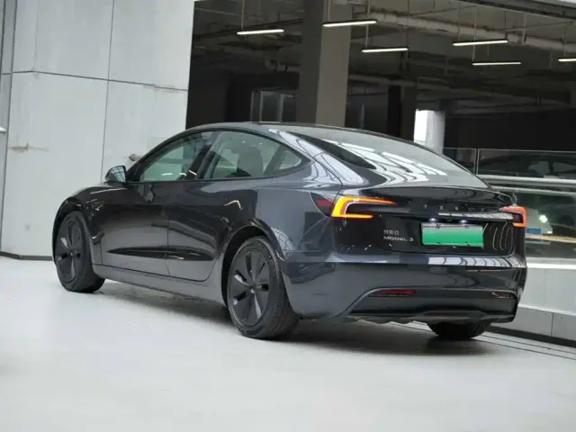 Tesla Model 3 2023 Rear-Wheel Drive — Фото автомобиля 3
