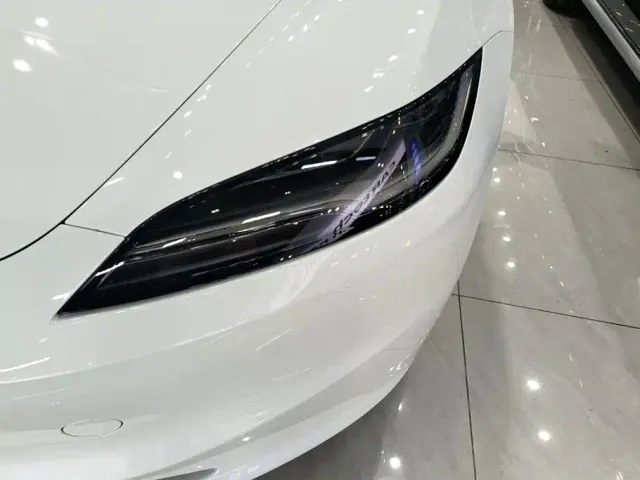 Tesla Model 3 — Фото автомобиля 5