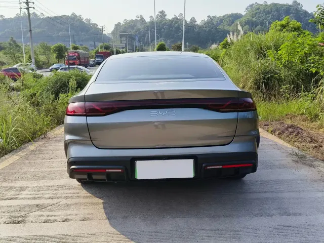 BYD Qin L — Фото автомобиля 9