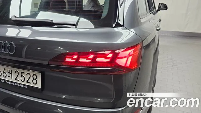 Audi SQ7 — Фото автомобиля 21