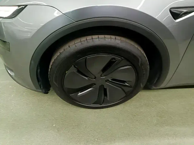 Tesla Model Y — Фото автомобиля 22